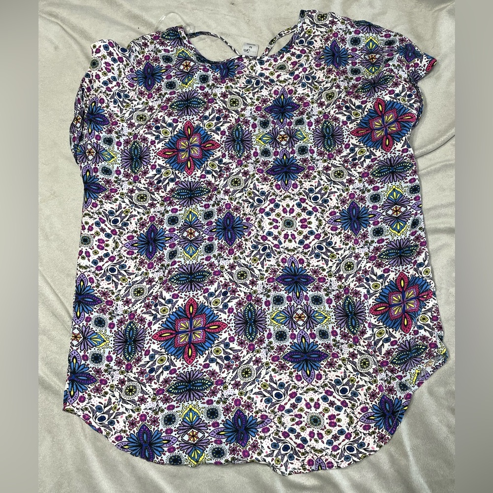 Beautiful Pattern Top - Picture 2 of 2